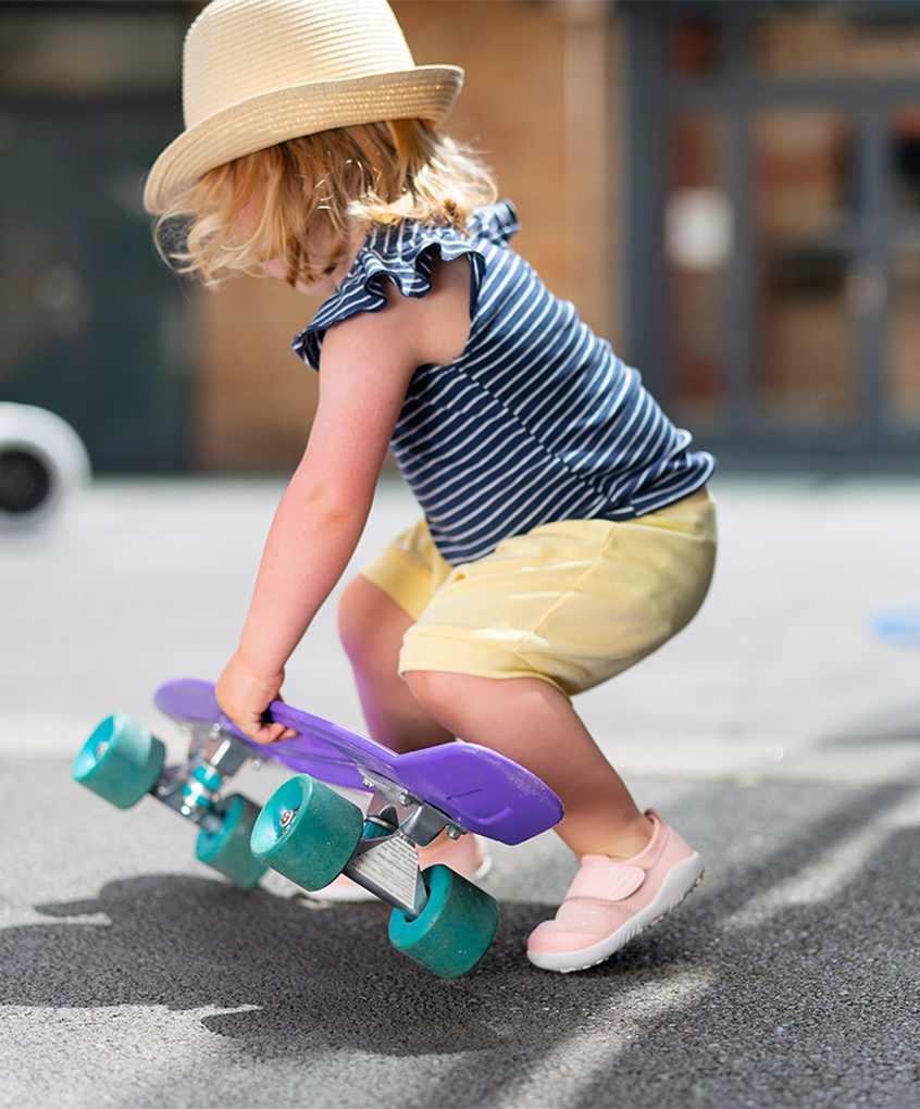 dziecko aktywnie spedzające czas w elastycznych butach dziecięcych Bobux