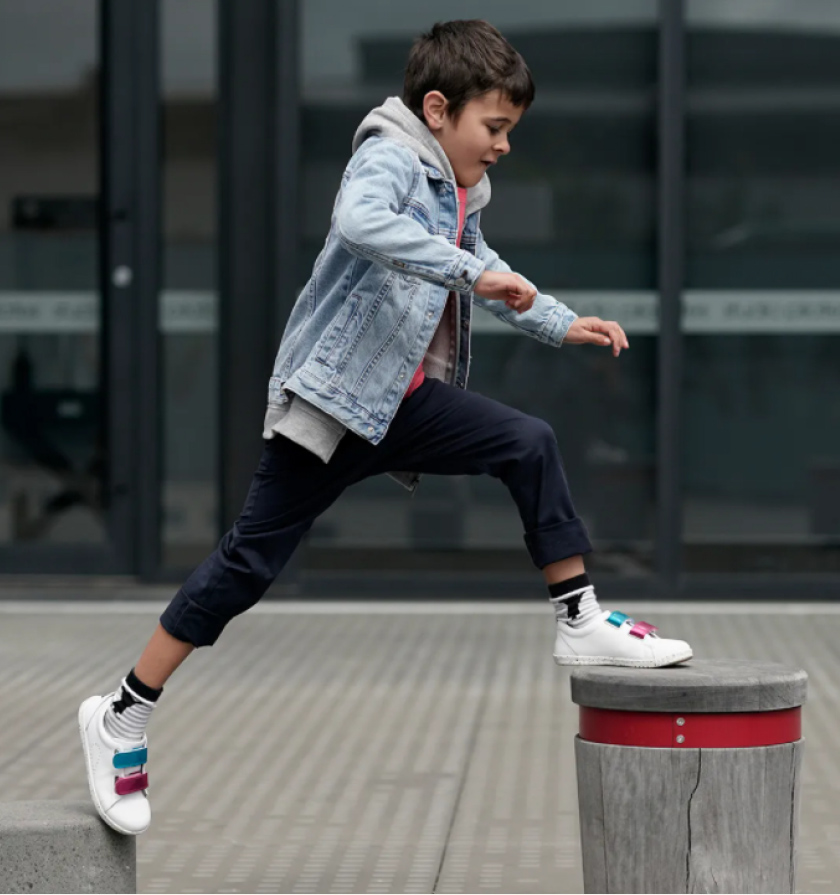 Biegające dziecko w butach dziecięcych Bobux Grass Court Switch